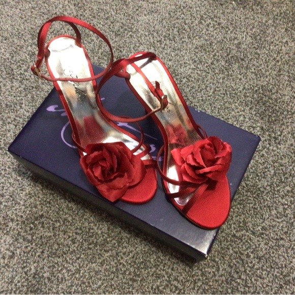 Satin Scarlet high heels for a great night on the town. - Picture 6 of 6